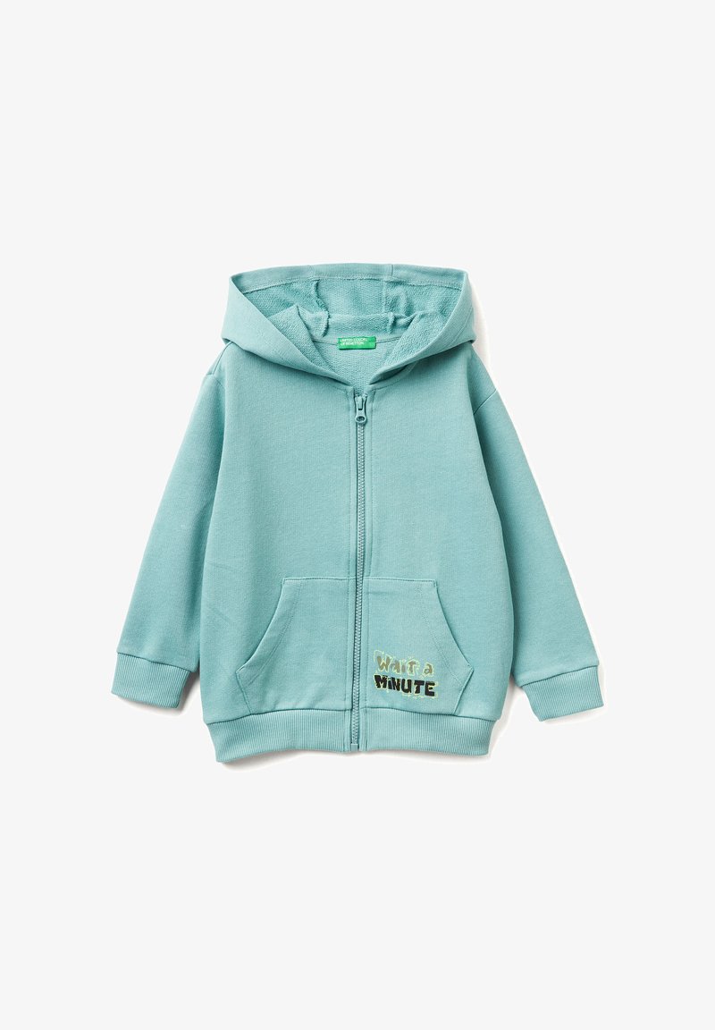 Sudadera de cierre en tela suave de color teal claro, con un bolsillo delantero; presenta el texto "Watta Minute" en un color contrastante.