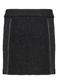 Falda negra con tejido de lana texturizado, que presenta una cintura plegable y paneles laterales con un acabado liso y sutiles acentos grises.