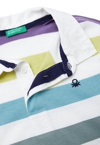 Koszulka polo z poziomymi paskami w kolorach białym, niebieskim, zielonym i fioletowym, z granatowym kołnierzykiem i haftowanym logo na piersi.