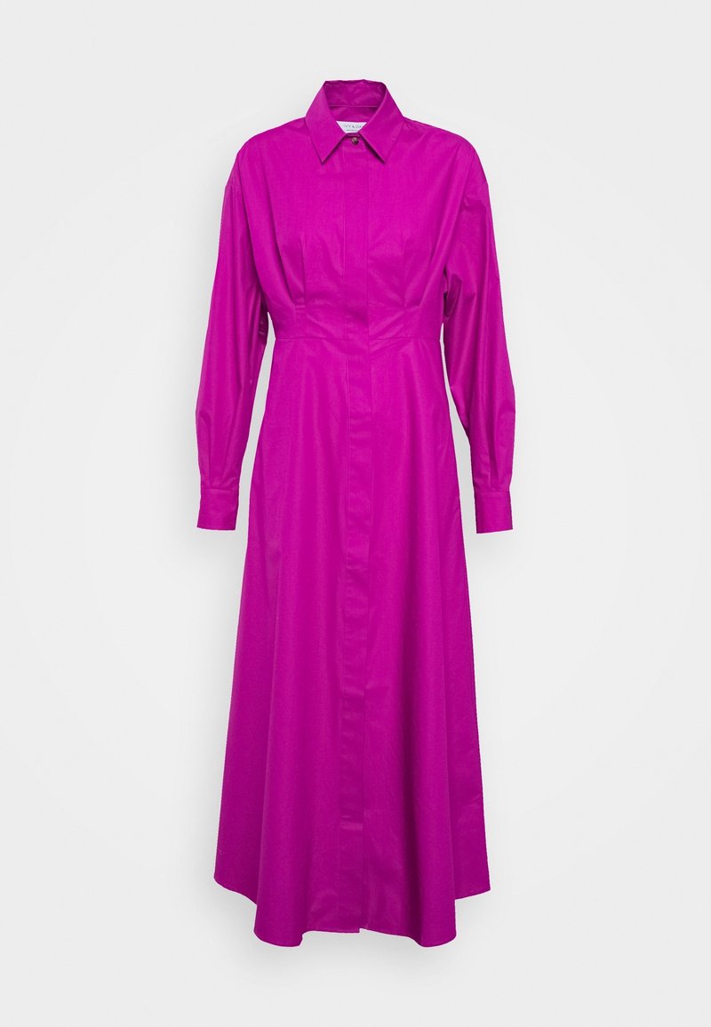 Robe magenta à manches longues avec boutons, col et taille cintrée, s'évasant en une jupe longue jusqu'aux chevilles.