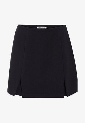 Czarna spódnica w kształcie litery A o gładkiej fakturze, z bocznymi szczelinami i czystym, minimalistycznym wzornictwem. Metka widoczna przy talii.