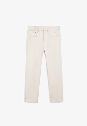 Smotanové džíny s rovnými nohavicemi, ohrnutými lemy, předním zapínáním na knoflík a zip a předními i zadními kapsami na bílém pozadí.