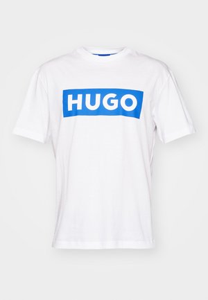 T-shirt bianca in cotone con una grande scatola blu con la scritta "HUGO" in lettere bianche e in grassetto. Maniche corte e scollatura rotonda.