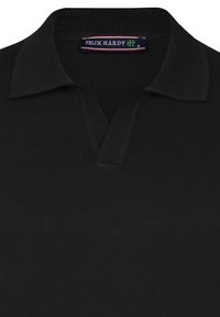 Sort polo shirt med en tekstureret krave og en tre-knaps lukning. Har et logomærke indeni kraven. Lavet af et blødt, åndbart materiale.