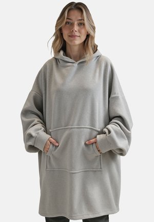 Jasnoszara, oversize bluza z kapturem, uszyta z miękkiego materiału. Posiada dużą kieszeń z przodu oraz regulowany kaptur na sznurku. Brak widocznych wzorów.