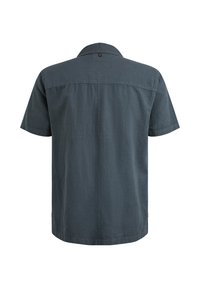 Koszula z krótkim rękawem w ciemnoniebieskim kolorze, z kołnierzykiem w szpic, tylnym zaszewkowaniem i prostym dołem. Prosty design bez widocznych wzorów.