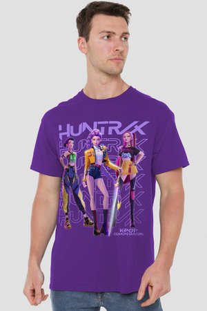Mann trägt ein lila T-Shirt mit drei animierten weiblichen Figuren in bunten Outfits, die ein leuchtendes Schwert halten, und dem Text "HUNTRX."