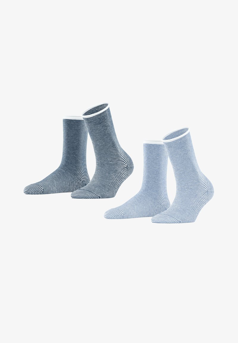 Deux paires de chaussettes avec des rayures horizontales. Une paire est bleu foncé avec des accents blancs, et l'autre est bleu clair avec des accents blancs.