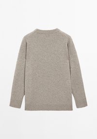 Hellgrauer Pullover mit geripptem Rundhalsausschnitt, langen Ärmeln und einer lockeren Passform. Stricktextur mit einem weichen, leicht melierten Aussehen.