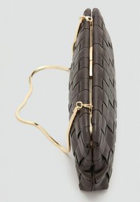 Clutch de cuero trenzado marrón oscuro con cierre dorado y correa fina de cadena dorada, mostrado desde un ángulo lateral sobre un fondo blanco.