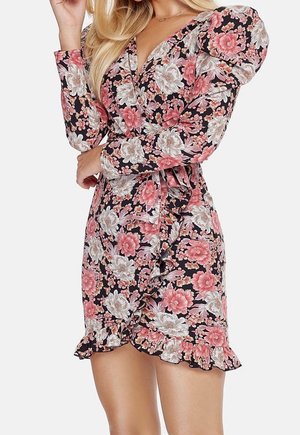 Robe portefeuille fleurie avec manches longues bouffantes, base noire, grandes fleurs roses et blanches, ourlet à volants et détail de ceinture à la taille.