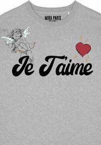 Maglietta in cotone grigio con illustrazione di un cherubino, il testo "Je T'aime" in grassetto nero e un grafico di un cuore rosso con accenti gialli.