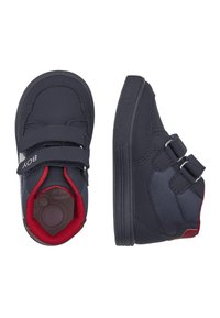 Bottines bleu foncé avec des accents rouges, des sangles Velcro, des semelles en caoutchouc et une finition texturée. Design léger pour un port facile.