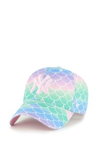 Baseballcap mit einem Meerjungfrauenschuppen-Muster in zarten Pastellfarben von Rosa, Blau und Grün, einem gestickten Logo auf der Vorderseite und einem rosa Unterbill.