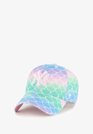 Baseballcap mit einem Meerjungfrauenschuppen-Muster in zarten Pastellfarben von Rosa, Blau und Grün, einem gestickten Logo auf der Vorderseite und einem rosa Unterbill.