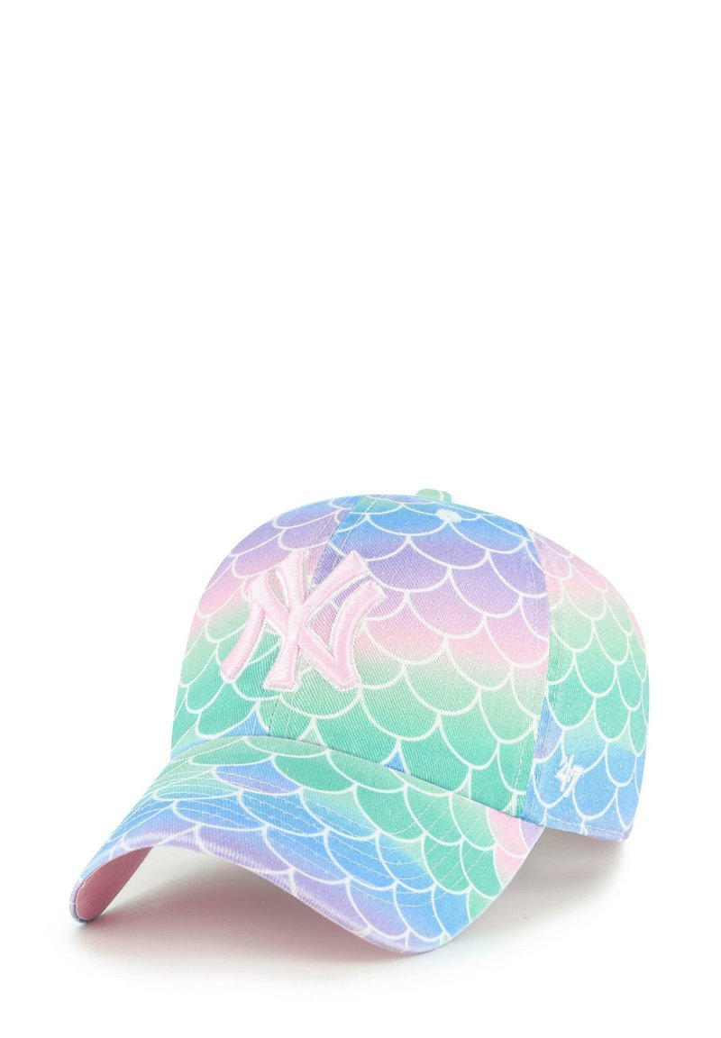 Baseballcap mit einem Meerjungfrauenschuppen-Muster in zarten Pastellfarben von Rosa, Blau und Grün, einem gestickten Logo auf der Vorderseite und einem rosa Unterbill.