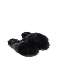Chaussons noirs en peluche avec une tige en fausse fourrure douce et une semelle plate et durable, conçus pour le confort avec un style à enfiler ample.