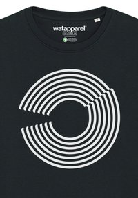Schwarzes Baumwoll-T-Shirt mit einem weißen kreisförmigen Grafik aus konzentrischen Linien, bei der ein Abschnitt fehlt, was ein offenes kreisförmiges Design erzeugt.
