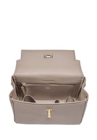 Borsa a mano in pelle beige con hardware dorato, esterno testurizzato, chiusura a pattina superiore e tasche interne per l'organizzazione.
