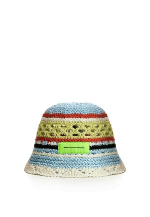 Sombrero tipo bucket tejido a ganchillo con rayas azules, blancas, verdes, naranjas y negras, con una etiqueta verde que dice «mwm x mod wave movement» en la parte frontal.