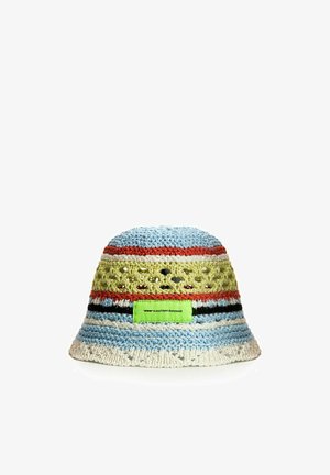 Sombrero tipo bucket tejido a ganchillo con rayas azules, blancas, verdes, naranjas y negras, con una etiqueta verde que dice «mwm x mod wave movement» en la parte frontal.