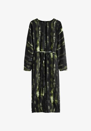 Pikk, must kleit rohelise ja valge sidrunirätiku mustriga. Omab pikki varrukaid, ümmargust kaelust ja sobivat riidest vööd lühikesel.