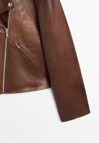 Giacca da motociclista in pelle marrone con chiusura frontale con cerniera, tasca laterale e una texture leggermente lucida. Design del colletto asimmetrico.