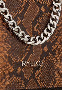 Sac en cuir texturé marron avec un motif en peau de serpent, doté d'une bandoulière en chaîne argentée et d'un logo embossé "RYŁKO" à l'avant.