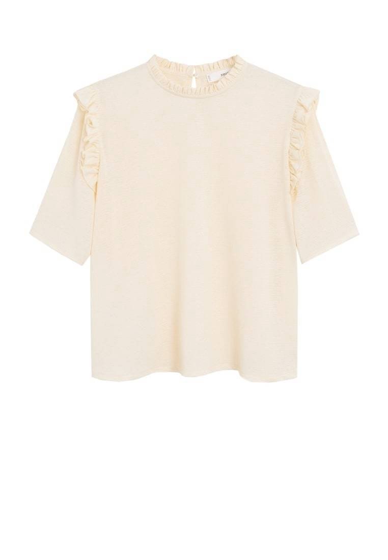 Blouse crème à manches courtes avec bordure à volants sur les manches et l'encolure, col rond et fermeture à bouton en forme de trou sur le dos.