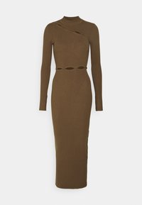 Långärmad, ribbad midiklänning i olivgrön med hög hals, med dekorativa utskärningar och knappar över bröstet och midjan.