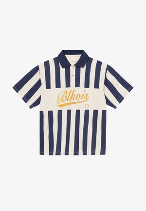 Κοντομάνικο πόλο μπλουζάκι με κάθετες ρίγες σε ναυτικό μπλε και λευκό, γιακά σε ναυτικό μπλε, δύο κουμπιά και κίτρινη επιγραφή "Blkvis 13" στο στήθος.