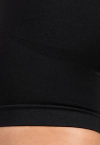 Czarna odzież z elastycznej tkaniny, charakteryzująca się gładką fakturą, bezszwowym wzornictwem i mankietem. Subtelne tonalne detale widoczne na powierzchni.