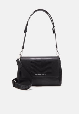 Schwarze, strukturierte Leder-Umhängetasche von Valentino mit Klappverschluss und verstellbarem Stoffriemen, der das Valentino-Logo zeigt.