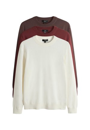 Tre maglioni a maniche lunghe con scollo rotondo impilati, colori dal davanti al dietro bianco, rosso scuro e marrone scuro.