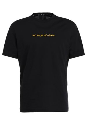 Musta lyhythihainen T-paita, jossa keltainen teksti "NO PAIN NO GAIN" rinnan keskellä.