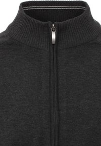 Sudadera de cremallera de color gris oscuro con cuello de canalé. Presenta una cremallera metálica y un sutil detalle de rayas horizontales en el borde del cuello. Textura suave.