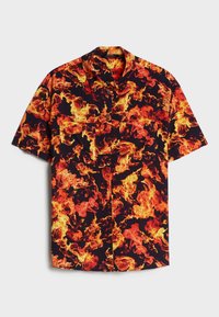 Kortärmad skjorta med ett djärvt mönster av röda och orangea flamor på en svart bakgrund, tyg med en slät textur och klassisk krage.