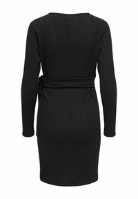 Czarna prążkowana sukienka z długim rękawem i paskiem w talii. Posiada dekolt w kształcie litery U i dopasowany fason. Miękka w dotyku, sięga do kolan.