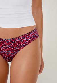 Costumi da bagno floreali in rosa e blu, con una delicata bordatura in pizzo nero e un design senza cuciture. Realizzati in tessuto morbido e elasticizzato.