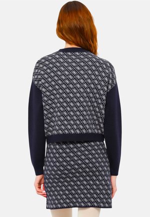 Abito maglione in navy con motivo a diamante e dettagli bianchi, caratterizzato da maniche lunghe e vita a coste. Texture liscia.