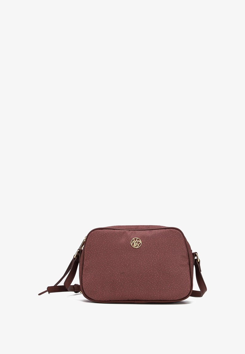 Borsa a tracolla sintetica color mogano con motivo floreale testurizzato, hardware con logo dorato, chiusura con zip e tracolla regolabile. Forma rettangolare.