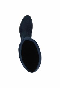 Bota de ante azul marino hasta la rodilla con un exterior suave, punta redondeada y forro negro en el interior. Diseño clásico con un detalle mínimo.