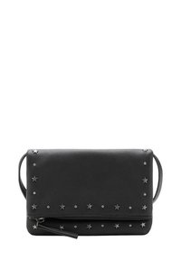 Černá kožená psaníčko se stříbrnými hvězdnými ozdobami, obdélníkový tvar, zipové zavírání a odnímatelný řemínek na zápěstí pro větší variabilitu.