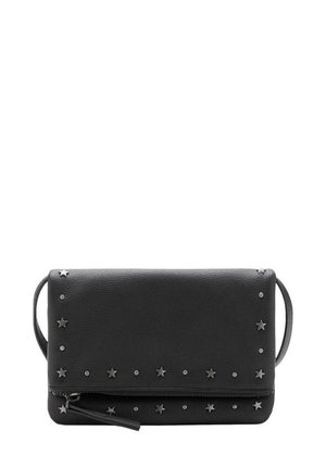 Clutch in pelle nera con decorazioni a forma di stella argentata, forma rettangolare, chiusura con zip e tracolla rimovibile per maggiore versatilità.