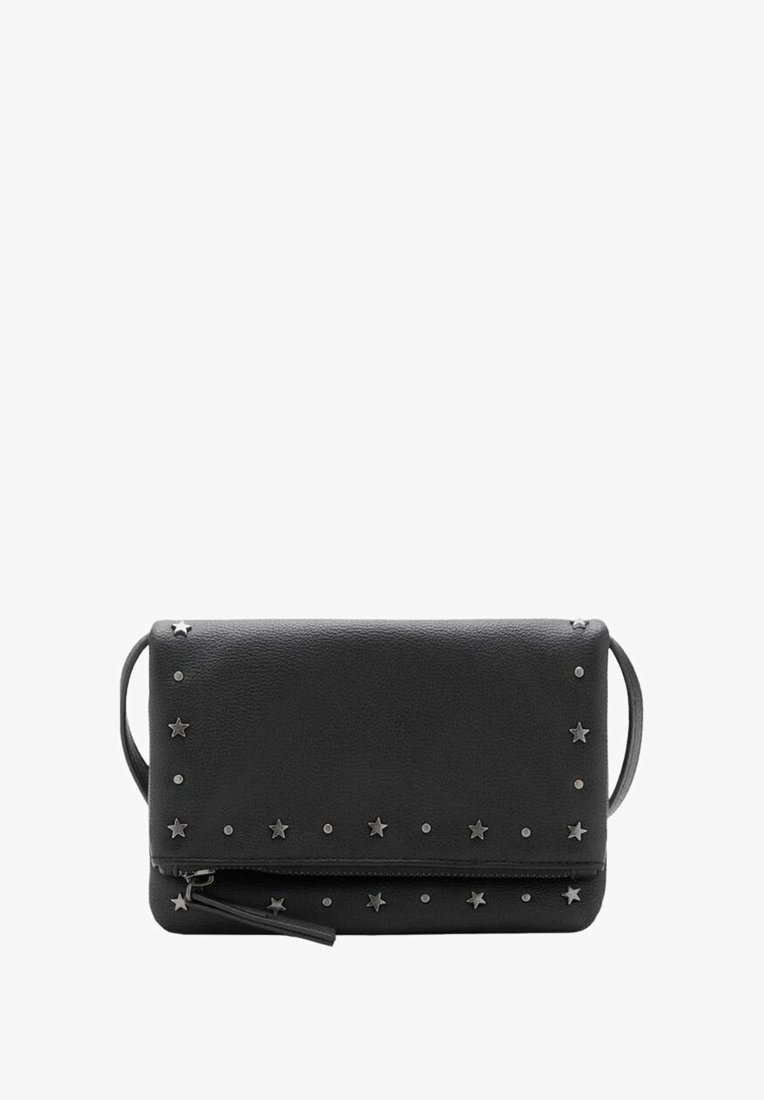Černá kožená psaníčko se stříbrnými hvězdnými ozdobami, obdélníkový tvar, zipové zavírání a odnímatelný řemínek na zápěstí pro větší variabilitu.