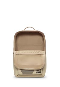 Beige rygsæk med en struktureret ydre, mesh-detalje og en forsideklap. Indvendigt har den et rummeligt rum og sidelommer.
