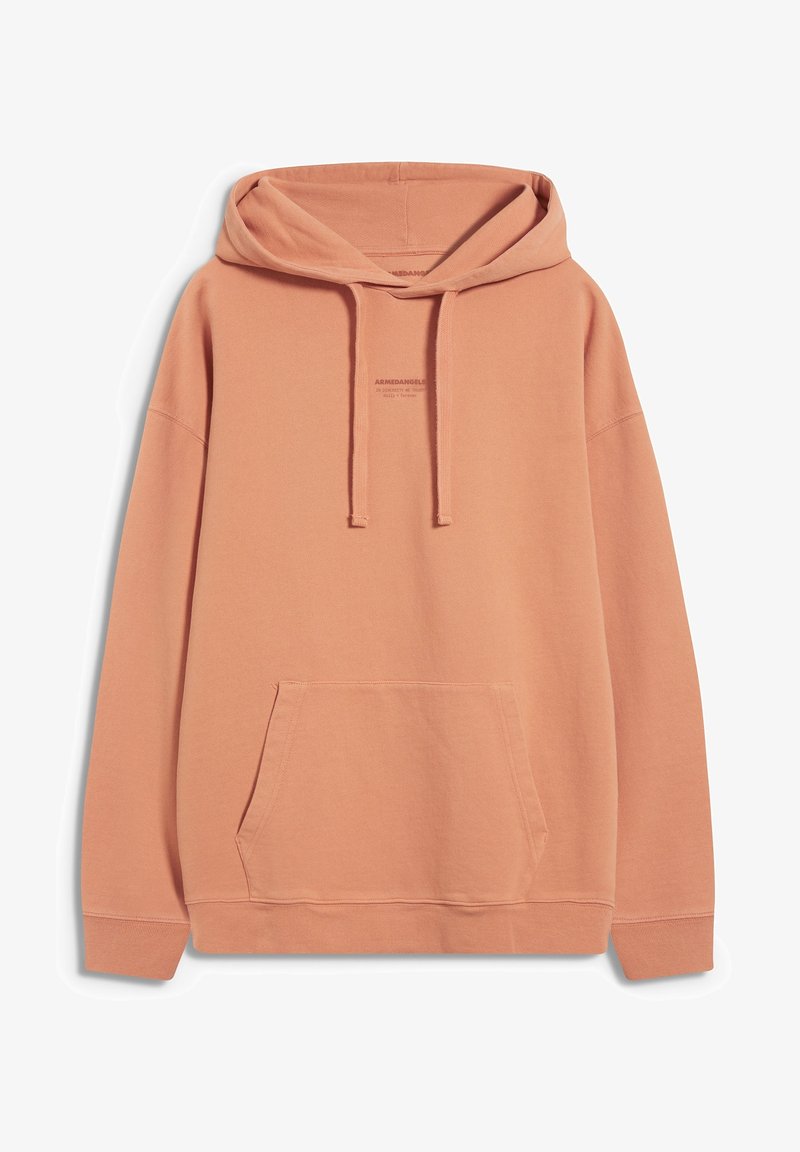 Jasno brzoskwiniowy sweatshirt z kapturem wykonany z miękkiego materiału. Posiada kieszeń z przodu, sznurki do regulacji oraz subtelnie nadrukowane logo na piersi.