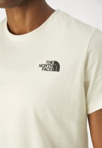 The North Face BOX RELAXED TEE - Majica kratkih rukava s printom - white dune