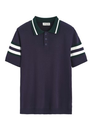 Polo bleu marine à manches courtes avec col vert foncé et accents rayés blanc-vert sur les manches et le col, patte de boutonnage à trois boutons.