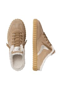 Sneakers in pelle scamosciata beige con fodera morbida, suola in gomma testurizzata, dettagli metallici e design curvo. Presentano lacci e branding laterale.